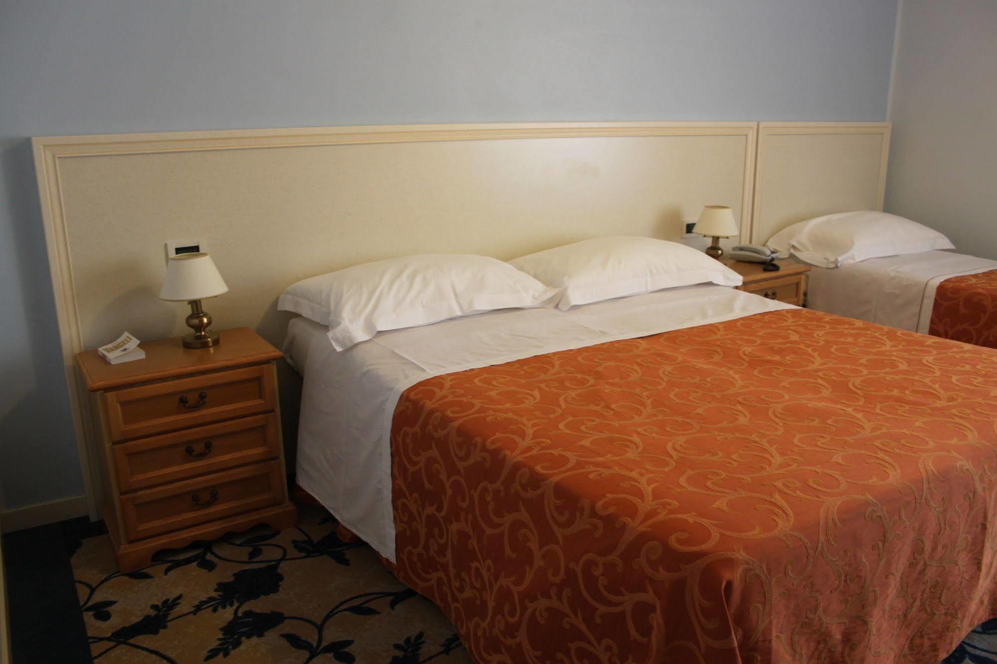Hotel Girasole Civitanova Marche Exterior foto