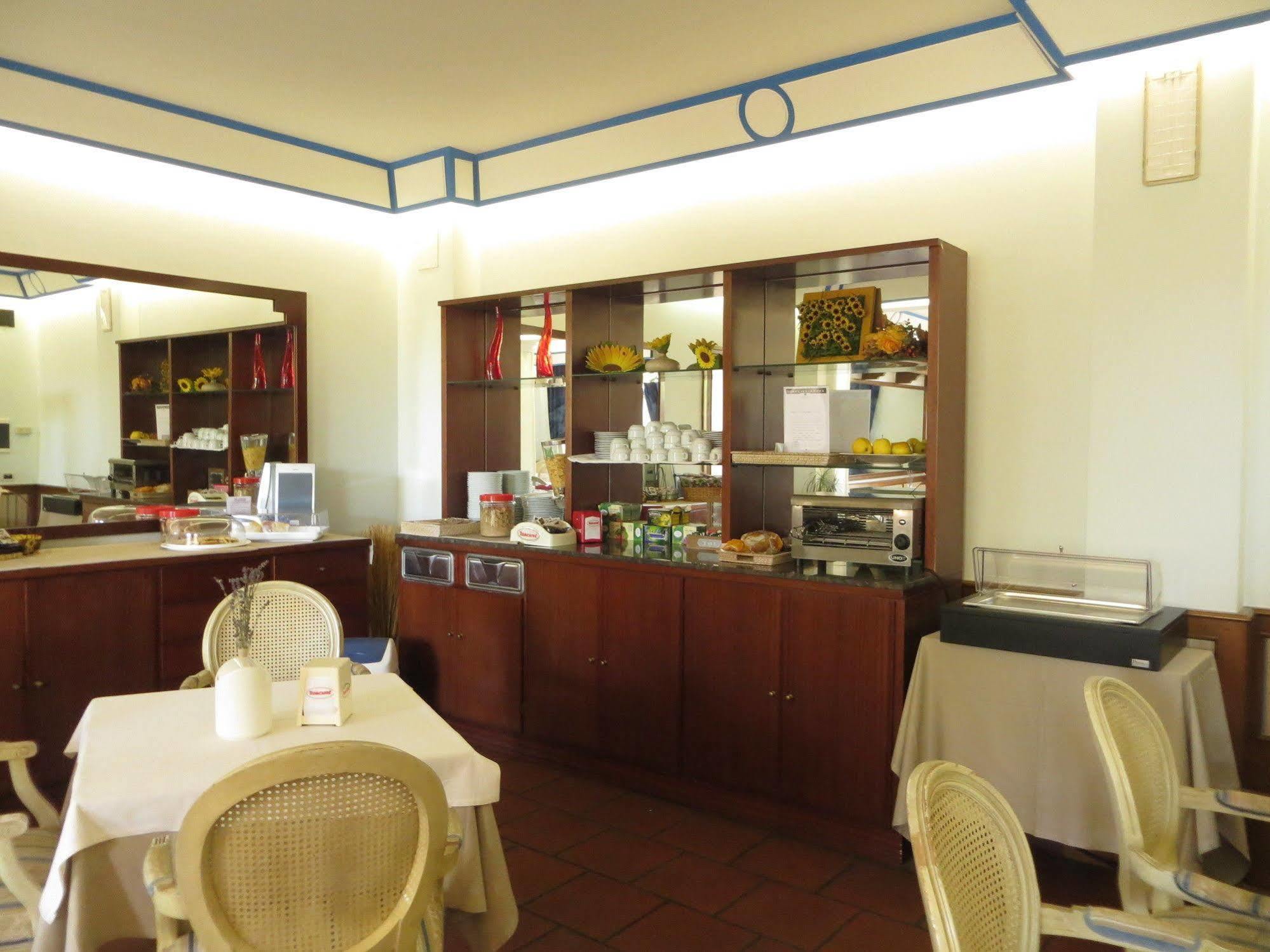 Hotel Girasole Civitanova Marche Exterior foto