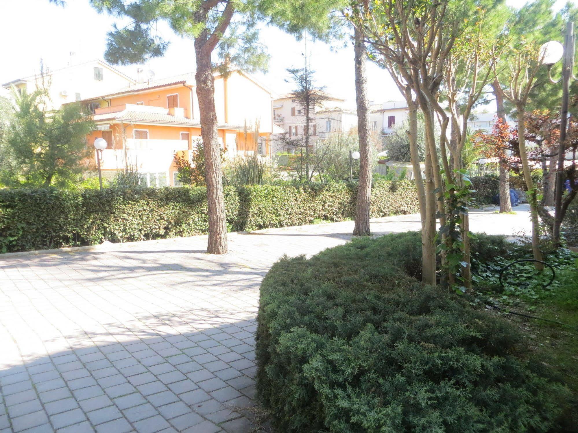 Hotel Girasole Civitanova Marche Exterior foto